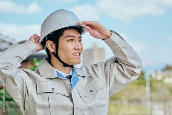 Fototapeta ヘルメットをかぶる作業服姿の男性