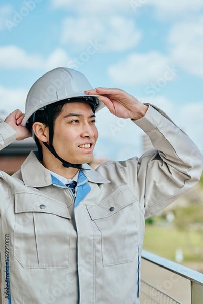 Fototapeta ヘルメットをかぶる作業服姿の男性