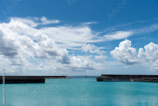 Obraz 堤防のあるエメラルドグリーンの海の港