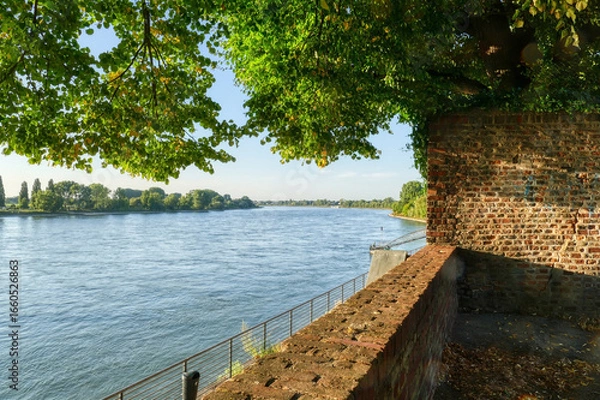 Obraz Promenade mit Blick auf den Rhein in der Altstadt von Kaiserswerth