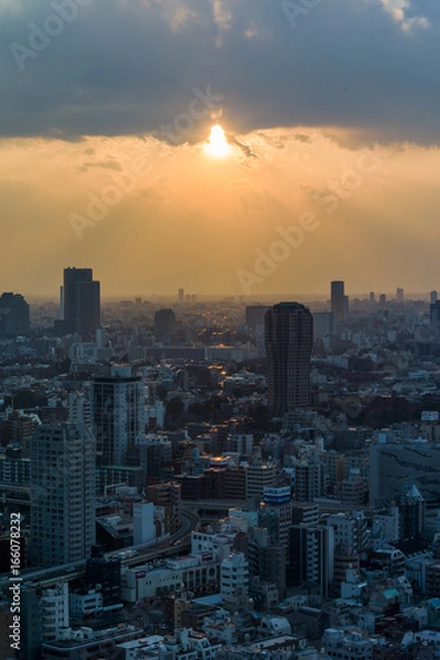 Fototapeta 雲の切れ間から陽光がさす東京