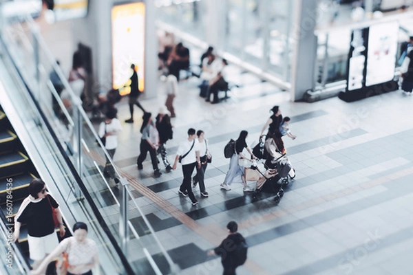 Fototapeta 大阪駅周辺を歩く人々