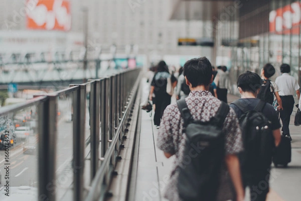 Fototapeta 大阪の街を歩く人々の後ろ姿