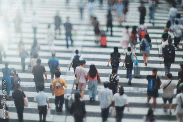 Fototapeta 横断歩道を渡る人々