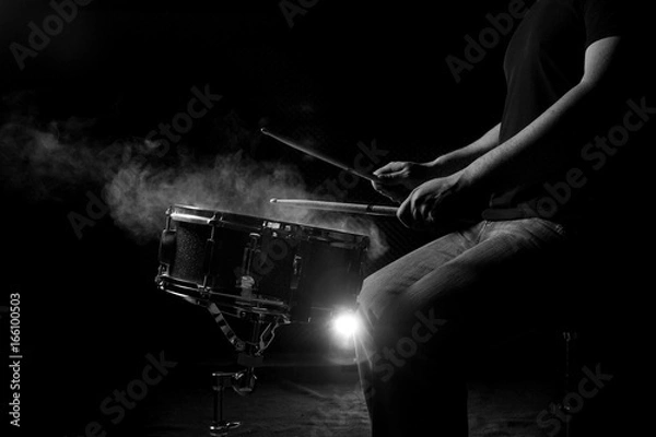 Obraz The man is playing snare drum.