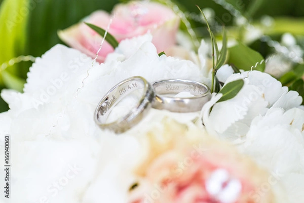 Fototapeta Eheringe auf Brautstrauß