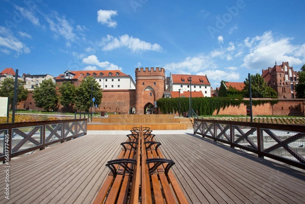 Fototapeta Widok na zabytkową bramę na bulwarze w Toruniu, Polska. View of the historic gate on the boulevard in Torun, Poland	
