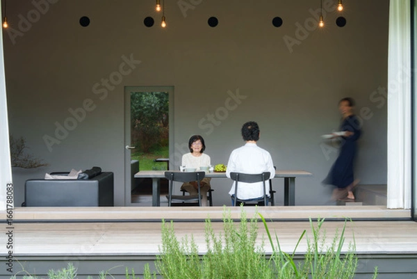 Fototapeta モダンなリビングダイニングで食事をする家族