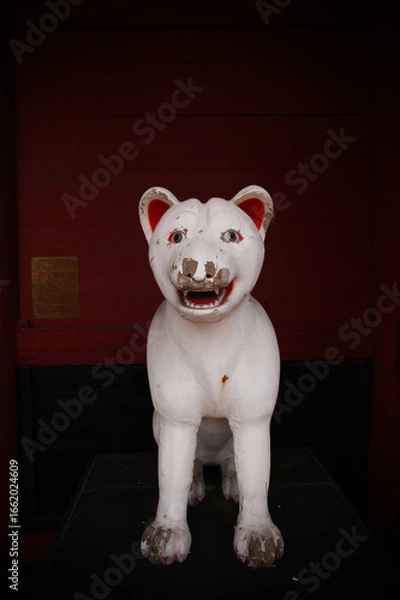 Fototapeta 板橋不動尊　茨城　山門の白犬