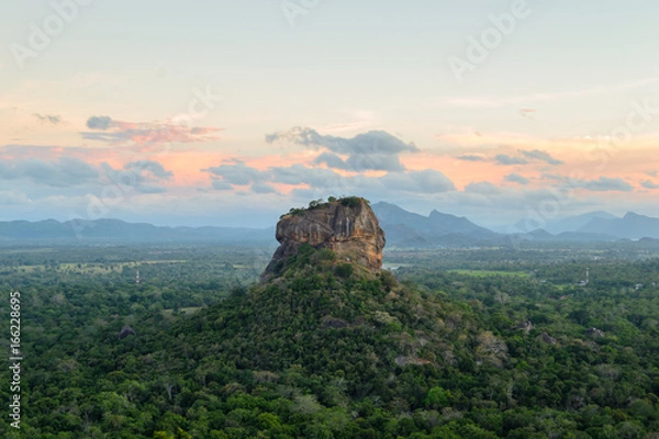 Obraz Historyczna skalna forteca Sigiriya otoczona jest zapierającym dech w piersiach krajobrazem