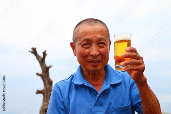 Obraz ビール片手に微笑むシニア男性のおじさん