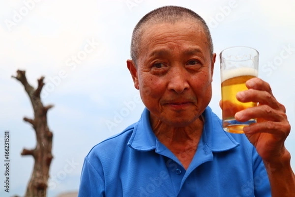 Obraz 社交の場で困った顔をするシニア男性とビール