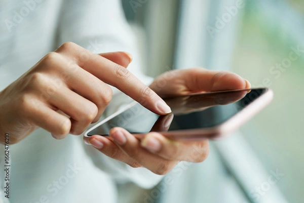 Obraz スマホを操作する女性の手元　Woman's hand operating a cell phone　Generative AI