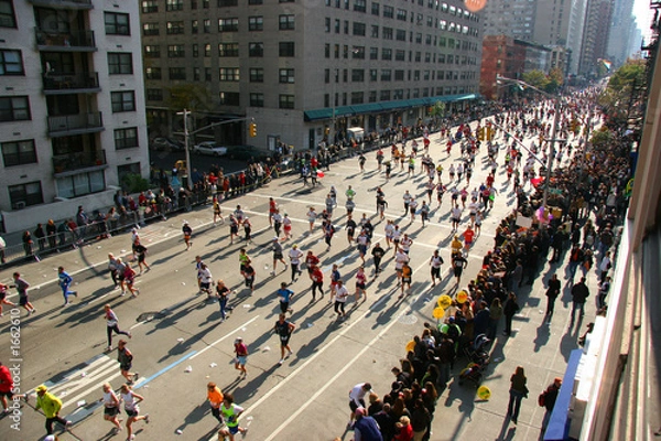 Fototapeta ludzie biegnący ulicą w maratonie