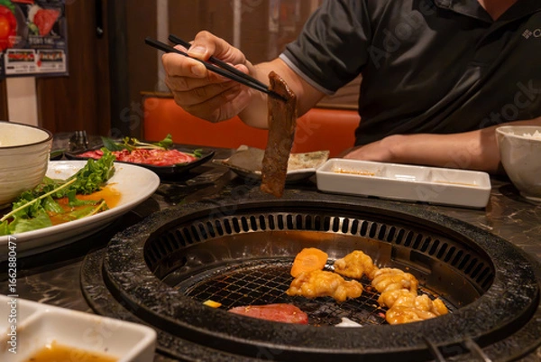 Obraz 焼肉を焼く手元