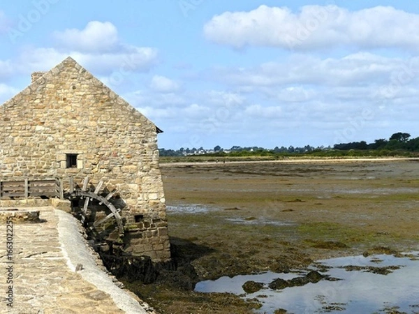 Fototapeta Ile-d'Arz, August 2025: Hiking around Ile-d'Arz in the Gulf of Morbihan in Brittany - View of the sea