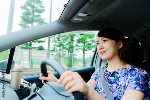 Fototapeta 車の運転をしている女性