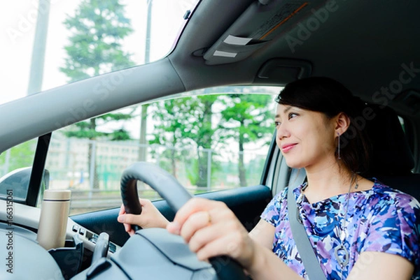 Fototapeta 車の運転をしている女性