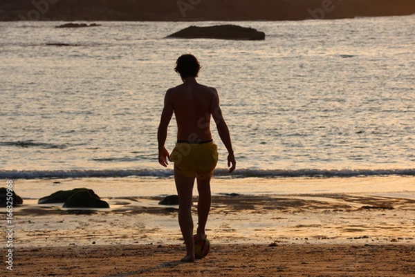Obraz walking on the beach