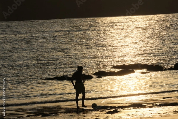 Obraz man walking on the beach