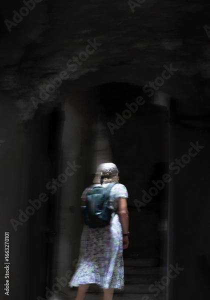Obraz Lady in an alleyway