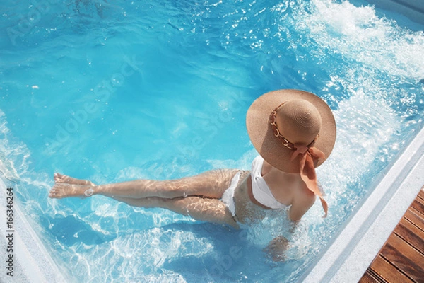 Obraz Kobieta w kapeluszu na plaży, ciesząc się w basenie na Tropical Resort. Egzotyczny raj. Koncepcja podróży, turystyki i wakacji.