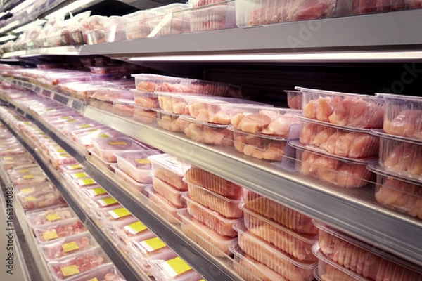 Obraz Półki ze świeżym mięsem w supermarkecie