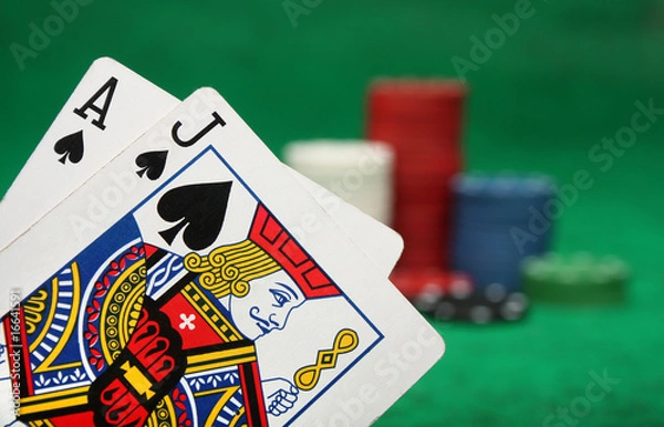Fototapeta Zwycięska ręka w blackjacku z żetonami do gry