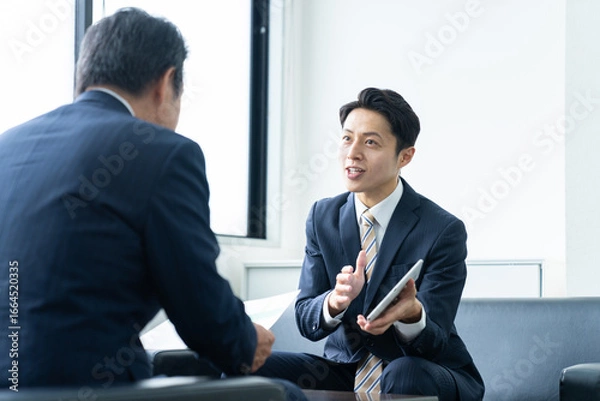 Obraz オフィスで営業するミドルのビジネスマン
