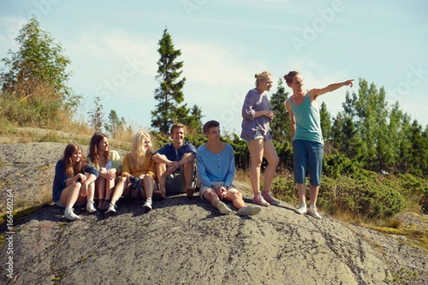 Obraz Friends sitting together on boulder