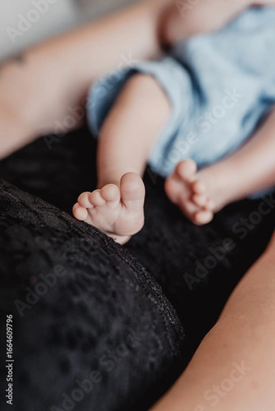 Fototapeta Mutter hält Babyfüße in Hand - Nähe, Geborgenheit, unendliche Liebe