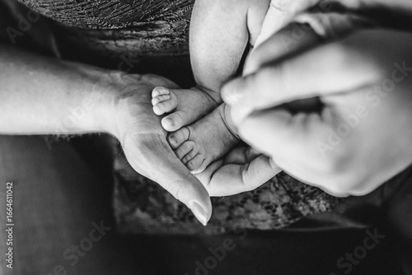 Fototapeta Mutter hält Babyfüße in Hand - Nähe, Geborgenheit, unendliche Liebe