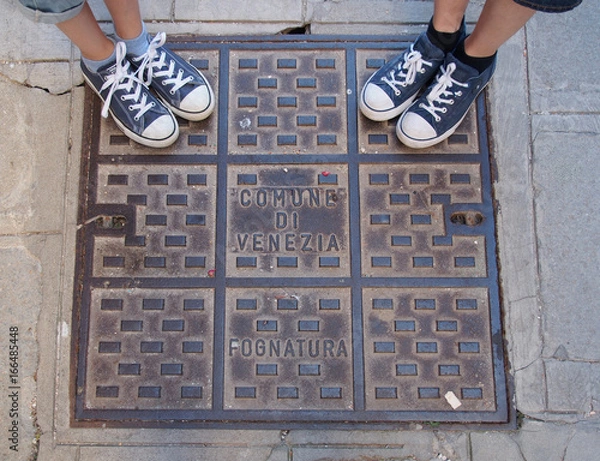 Obraz Pieds sur une plaque d'égout typique à Venise
