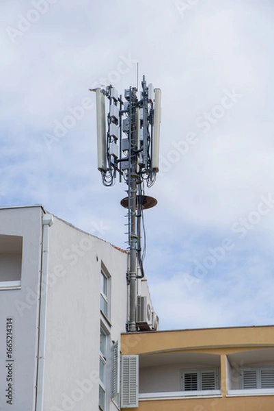 Fototapeta Mobilfunk-Mast an Wohnhaus