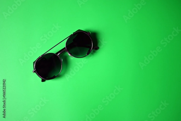 Obraz vintage sunglasses on green background
