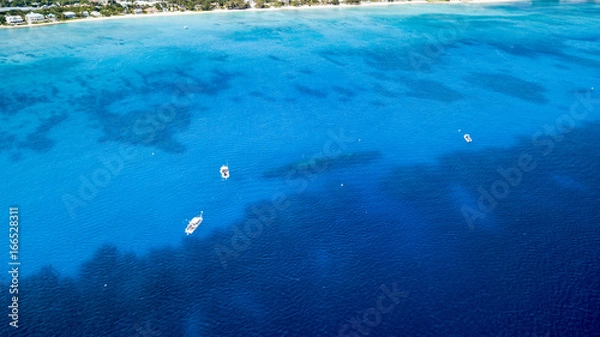 Fototapeta Dive boats around the wreck of the USS Kittiwake on Grand Cayman