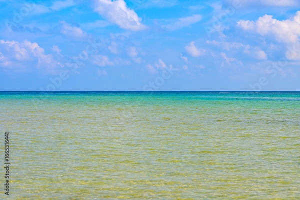 Obraz  静かな水平線と透明な海が美しい石垣島のトロピカルな風景