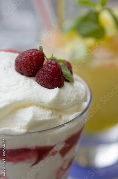 Fototapeta 生クリームパフェのベリーのせ