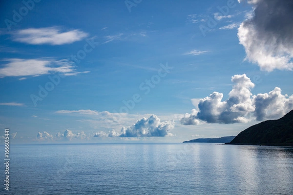 Obraz 朝の爽やかな空気に包まれた夏の海。