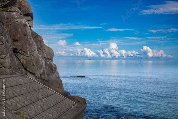 Obraz 朝の爽やかな空気に包まれた夏の海。