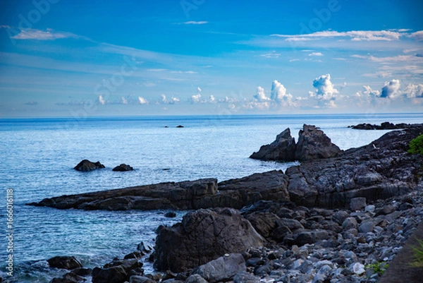 Obraz 朝の爽やかな空気に包まれた夏の海。