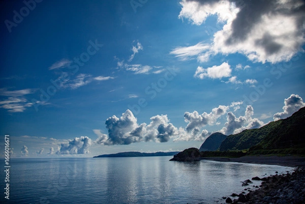 Obraz 朝の爽やかな空気に包まれた夏の海。