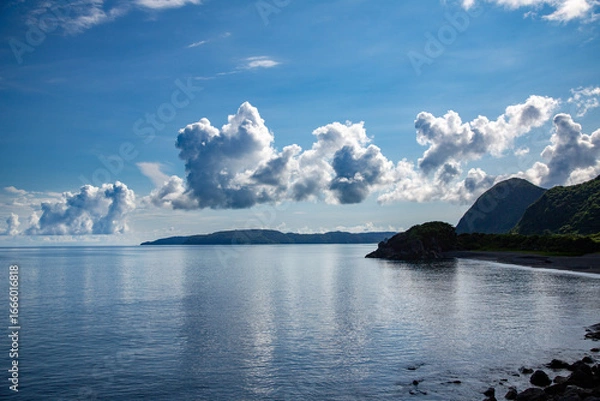 Obraz 朝の爽やかな空気に包まれた夏の海。