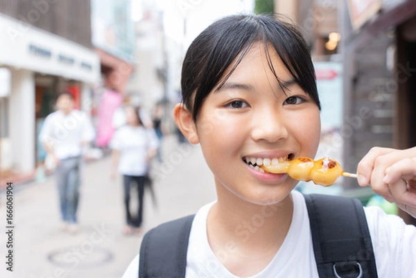 Fototapeta 鎌倉観光をしながら食べ歩きをする10代の女性