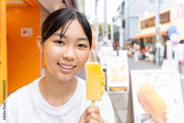 Fototapeta 鎌倉観光をしながら食べ歩きをする10代の女性