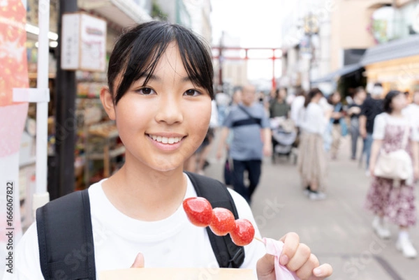Fototapeta 鎌倉観光をしながら食べ歩きをする10代の女性