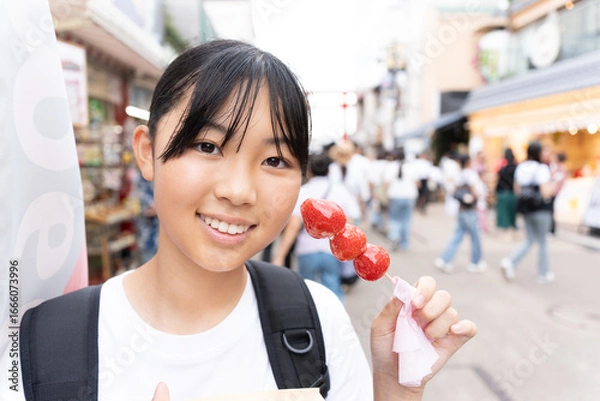 Fototapeta 鎌倉観光をしながら食べ歩きをする10代の女性