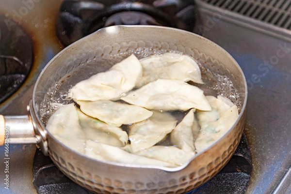 Obraz 手作り水餃子を鍋で作る