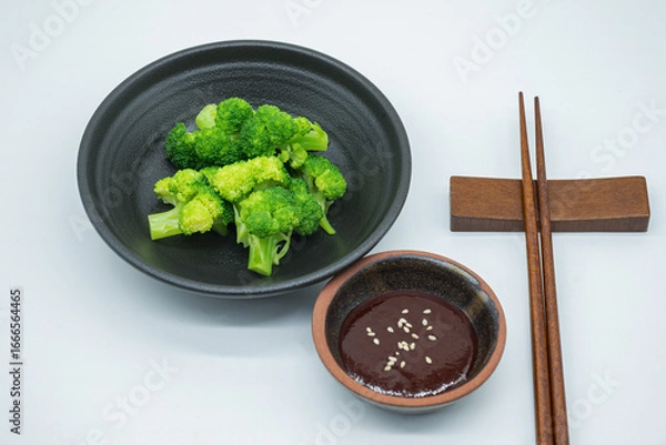 Obraz 접시 위 브로콜리와 초장 그리고 나무 젓가락