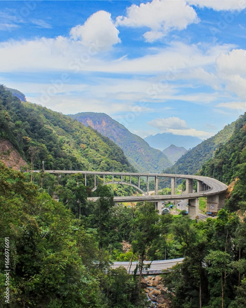 Fototapeta Curved Elevated Highway in the Middle of Tropical Mountain Forest – Kelok 9, West Sumatra, Indonesia